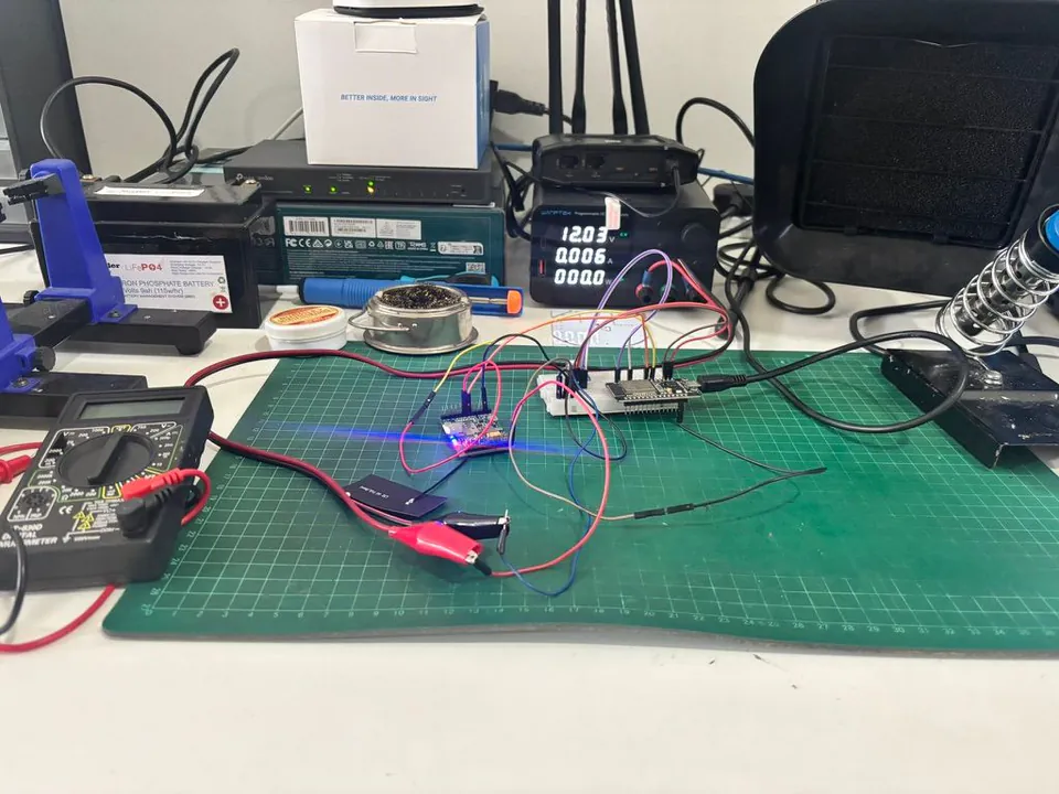 Quectel EC200 and ESP32 prototype on a development bench with power supply and measurement equipment